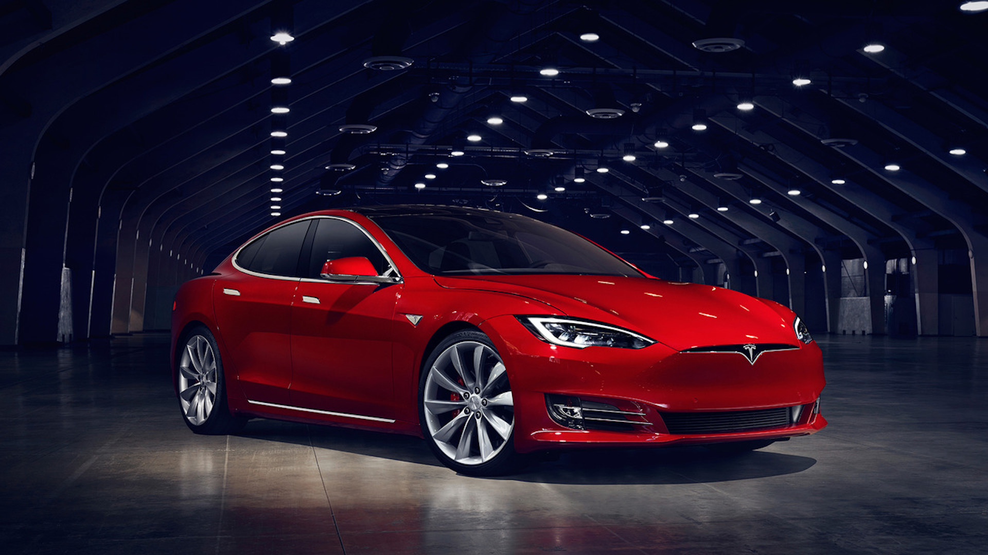 Педаль газа Tesla Model S защелкивается после того, как водитель пробовал показывать режим запуска