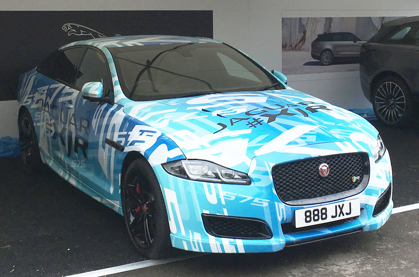 567 л.с. Jaguar XJR разрывается на фестивале Goodwood Festival of Speed