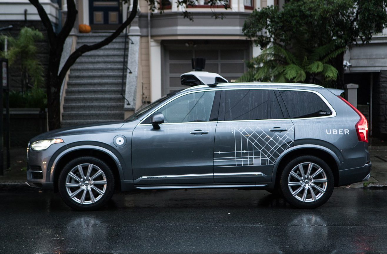 Самонаводящий Uber-автомобиль серьезно ударяет по пешеходам, компания останавливает автономное тестирование