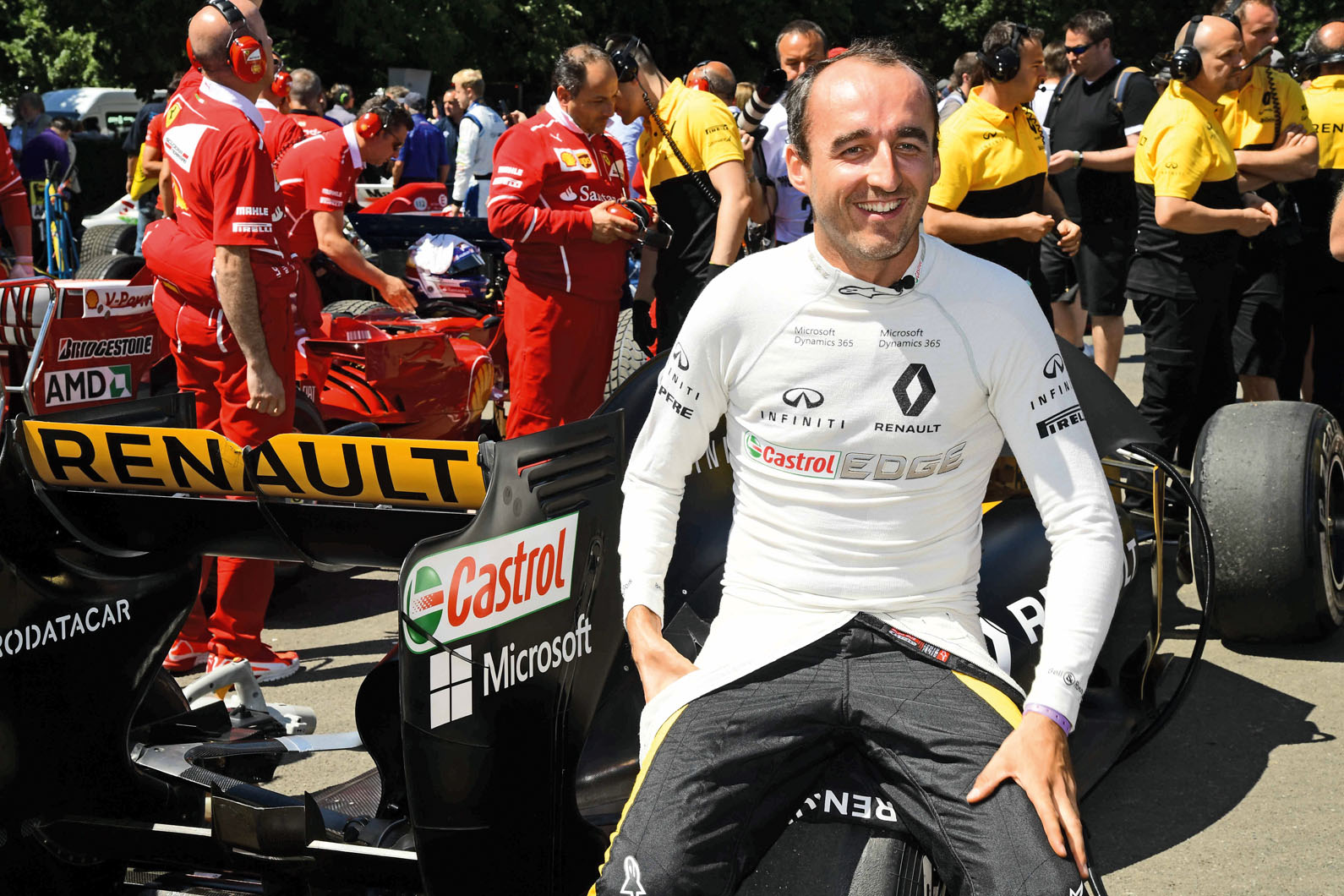 Роберт Кубица проходит тест на экстрагирование FIA перед вторым испытанием Renault F1